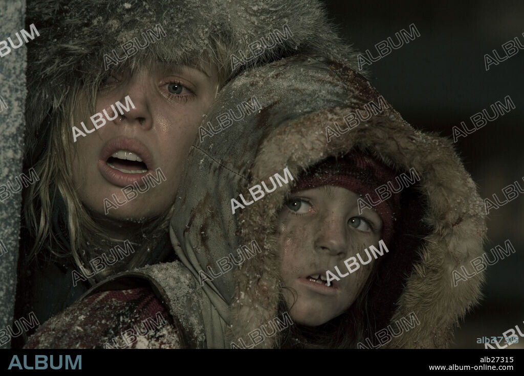 MELISSA GEORGE and RACHEL MAITLAND-SMITH in 30 DAYS OF NIGHT, 2007, directed by DAVID SLADE. Copyright GHOST HOUSE PICTURES/COLUMBIA PICTURES/DARK HORSE ENTERTAINM / GRIFFIN, KIRSTY.