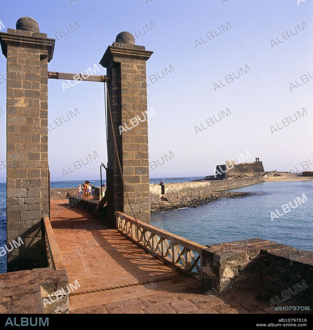 Puente de las Bolas (bridge) and San Gabriel Castle. Arrecife. Lanzarote. Canary Islands. Spain.