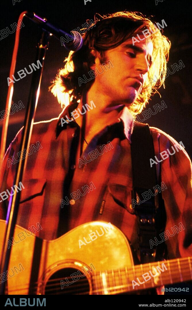 El cantante y músico de origen español, Mikel Erentxun, vocalista del grupo Duncan Dhu. (78200016).