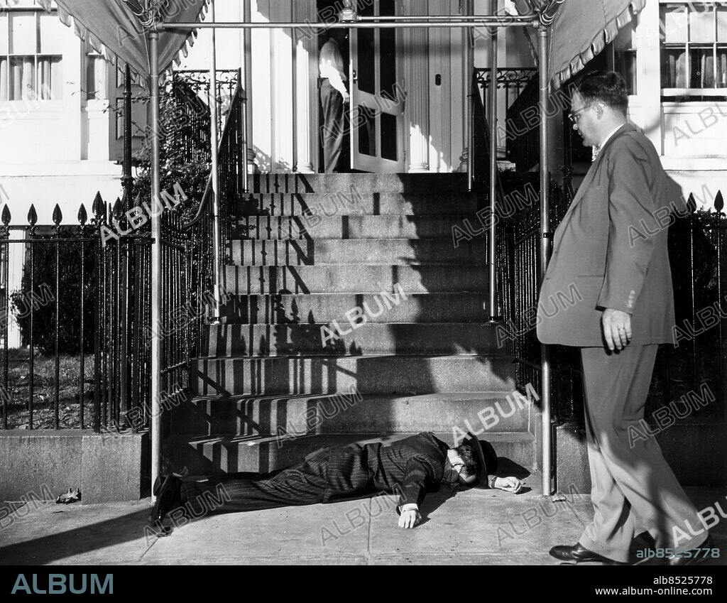 Orig. bildtext... FAILURE OF A MISSION Oscar Collazo, 37-year-old Puerto Rican terrorist from New York City, lies in his blood at the foot of the steps of Blair House, residence of president Truman. The man who shot him down, Secret Service man Floyd Boring, is at right. Collazo and a fellow-terrorist, Griselio Torresola, tried to shoot their way into Blair House to kill the president. Torresola was killed. Collazo recovered from his wound and is charged with murder in the death of White House policeman Leslie Coffelt during the gun battle. The date was Nov. 1. Orig. bildtext... GUNMAN FELLED TRYING TO SHOOT WAY INTO BLAIR HOUSE Wash.D.C. Shown is one of two gunmen who were shot down outside Blair House today after they made a frantic shooting effort to get up the Blair House steps and into the presidential residence. One gunman shot through the head, presumably dead, was identified as Marion R. Preston. The other was identified as Oscar Olliskin. Police said one of the two men carried letters in a foreign language. President Truman was in Blair House during the shooting which occured shortly before he was to leave for a ceremony atArlington cemetry. Three police officers were struck by the assailants' bullets. White House policeman H.W. Francis said that the raging gun battle was apparently an attempt to assassinate president Truman. Anm. Den 30 oktober 1950 startade nationalister i Puerto Rico en tre dagars revolt mot USA. Den 1 november försökte två nationalister döda den amerikanske presidenten Truman. Politisk opposition Mordförsök Nationalism Lik Skadad Sårad Åskådare CD617 persons: OSCAR COLLAZO;FLOYD BORING;HARRY S TRUMAN* sites: PUERTO RICO*;WASHINGTON D C;USA.