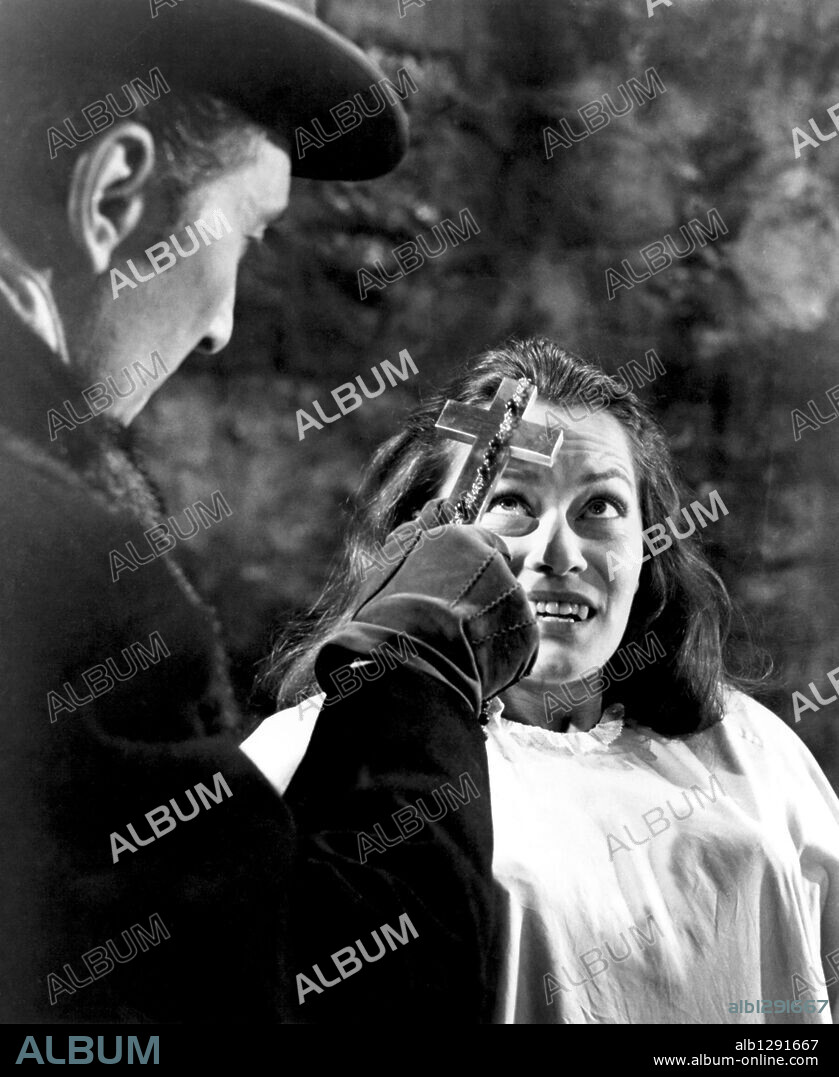 PETER CUSHING en DRACULA, 1958, dirigida por TERENCE FISHER. Copyright HAMMER FILM PRODUCTIONS.