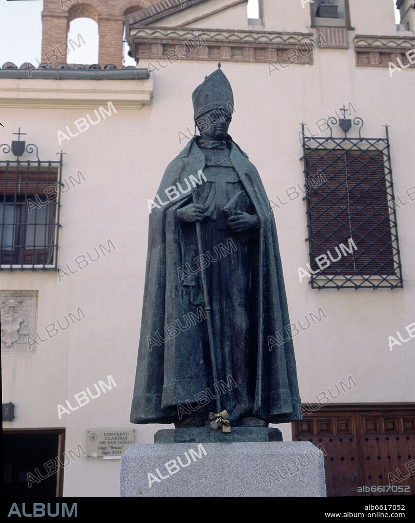 ESTATUA EN BRONCE DEL ARZOBISPO ALFONSO CARRILLO DE ACUÑA.