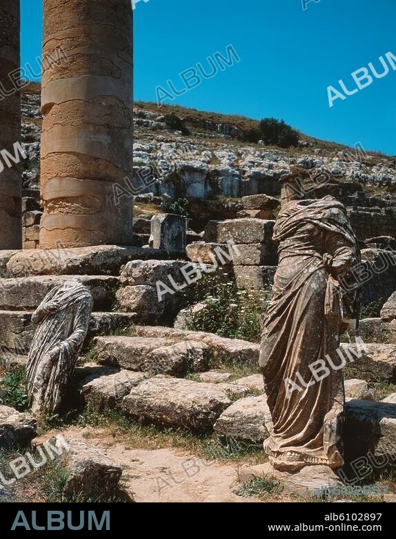 Kyrene / Cyrene / Shahhat (Cyrenaika, Libyen), Unterstadt, Apollonheiligtum, Apollontempel (griechisch, älteste Bauphase 6.Jh.v.Chr.; Neubau um 340 v.Chr.; durch Erdbeben 365 n.Chr. zerstört).-Teilansicht: Nordostecke des Tempels mit römischen Statuen.-Foto, 2007.