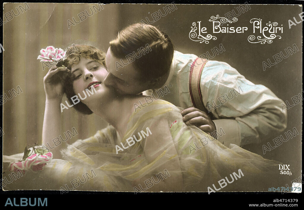 'Le baiser fleuri' : couple s'embrassant. Carte postale de 1916. Credit : Collection Grob/KHARBINE-TAPABOR.