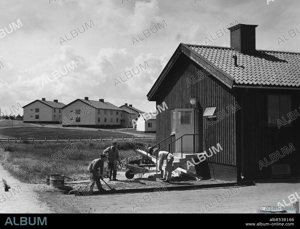 Skånska luftvärnskåren LV 4 i Husie i Malmö juni 1944.. Anläggning av gräsmatta utanför underofficersmässen.. (c) Sydsvenskan /IBL Bildbyrå.