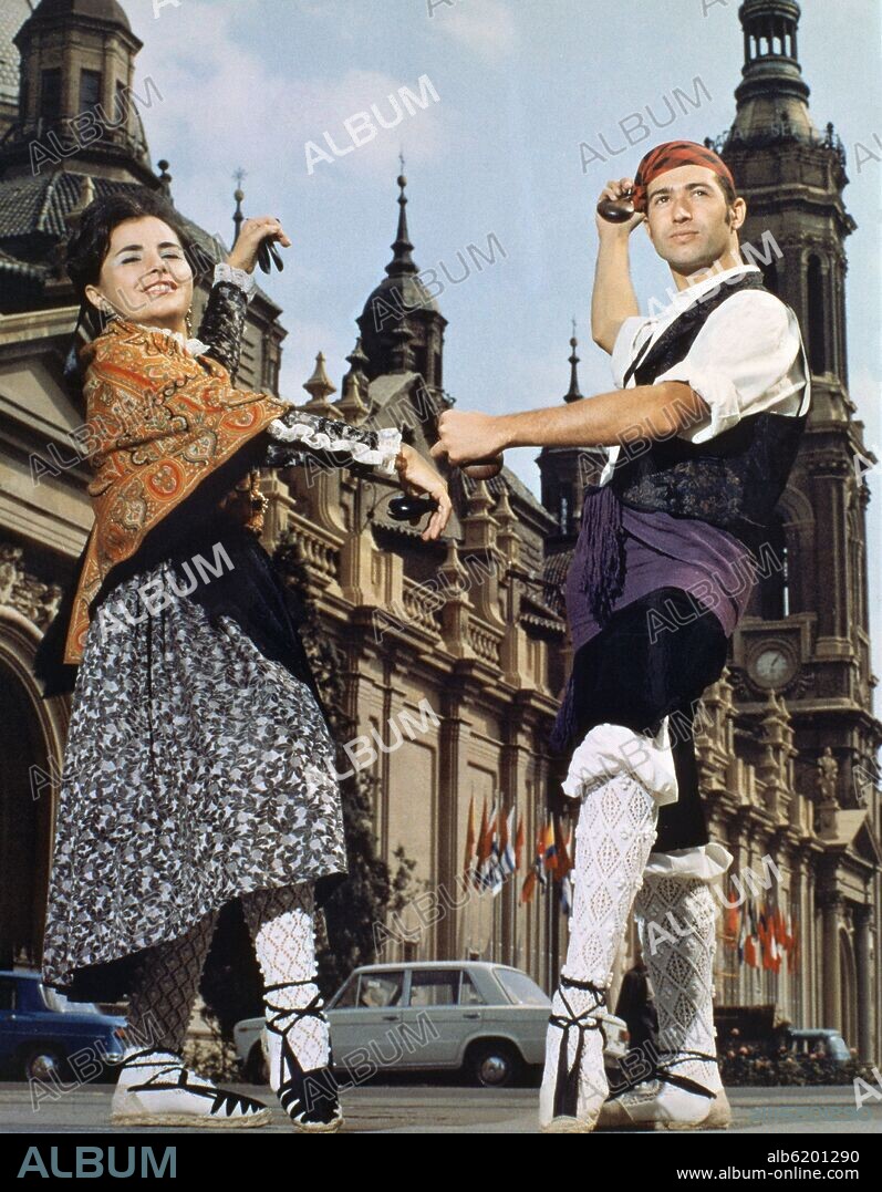 TRAJE REGIONAL DE ARAGON - PAREJA BAILANDO LA JOTA.