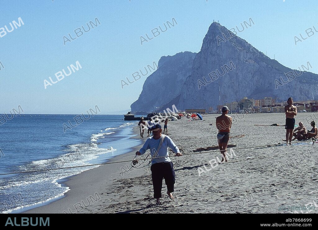 PESCADORES TIRANDO DE LAS CUERDAS DE LA RED DE COPO.