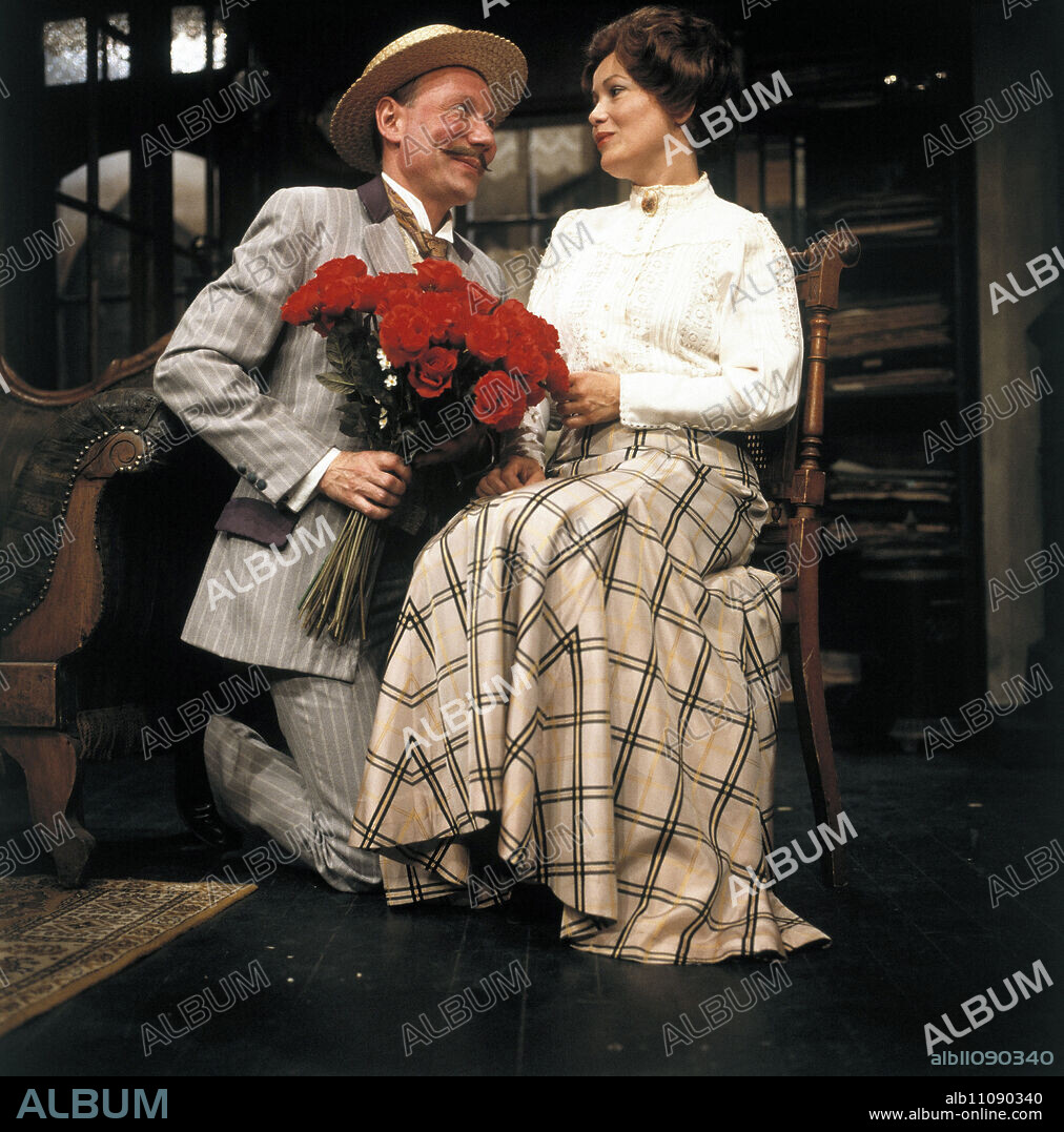 Ohnsorg-Theater - Kramer Kray Scene with HANNO THURNAU (Asmus Broihaan) and HERMA KOEHN (Mile Haak). / Headline: OHNSORG-THEATER - KRAMER KRAY / BRD 1987.