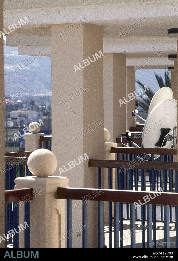 BALCONES DE APARTAMENTOS CON ANTENAS PARABOLICAS.