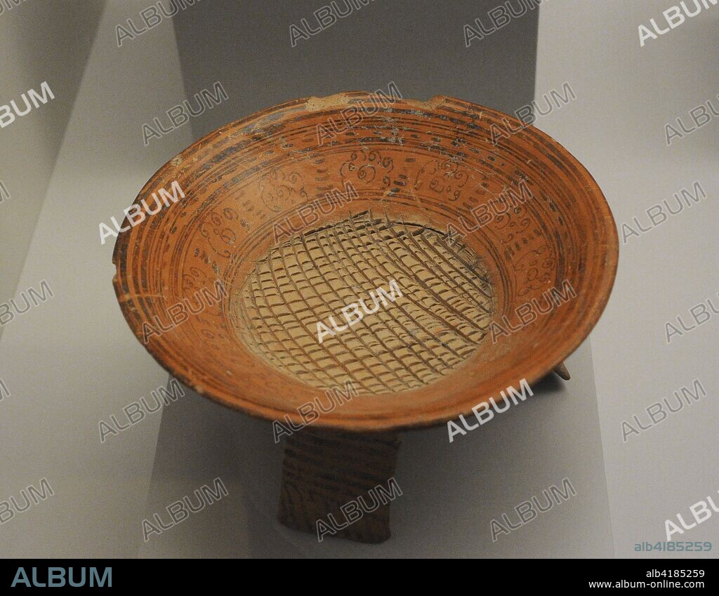 Plato Trípode. Cerámica pintada. Cultura Azteca. Fase Tlatelolco. Período Postclásico Tardío (1250-1520 d. C.). México Central. Museo de América. Madrid. España.