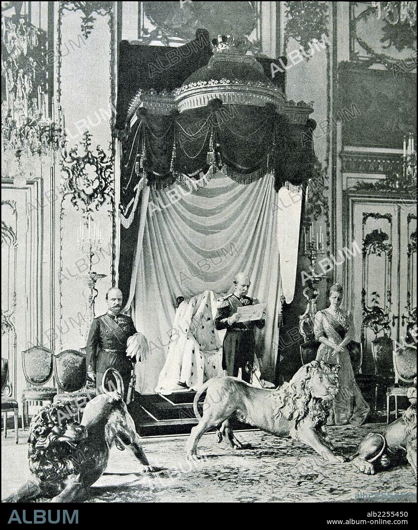FEDERICO VIII. REY DE DINAMARCA. 1843 - 1912. " ANTE EL TRONO DE DINAMARCA , CON SU PADRE EL REY CRISTIAN IX ( EN EL CENTRO ) Y SU ESPOSA LUISA, PRINCESA DE SUECIA Y NORUEGA. 1906 ". GRABADO L' ILLUSTRATION.