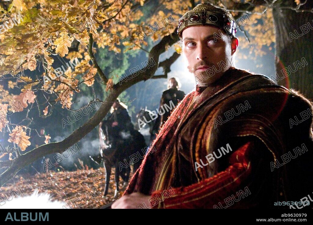 RUFUS SEWELL in TRISTAN + ISOLDE, 2006, directed by KEVIN REYNOLDS. Copyright FRANCHISE PICTURES.