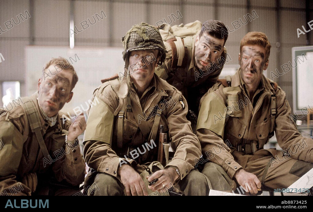 DAMIAN LEWIS, NEAL MCDONOUGH, RICK WARDEN et RON LIVINGSTON dans BAND OF BROTHERS, 2001, réalisé par DAVID FRANKEL, DAVID LELAND, MIKAEL SALOMON et TOM HANKS. Copyright DREAMWORKS.