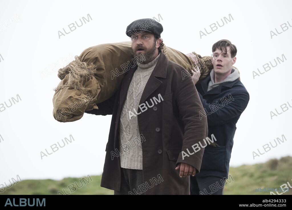 CONNOR SWINDELLS y GERARD BUTLER en KEEPERS, EL MISTERIO DEL FARO, 2018 (THE VANISHING), dirigida por KRISTOFFER NYHOLM. Copyright Mad As Birds / Cross Creek Pictures / G-BASE / Head Gear Fil.