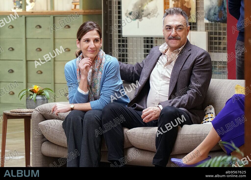 JUAN CARLOS VELLIDO und MALENA ALTERIO in BAJO TERAPIA, 2023, unter der Regie von GERARDO HERRERO. Copyright TORNASOL FILMS.