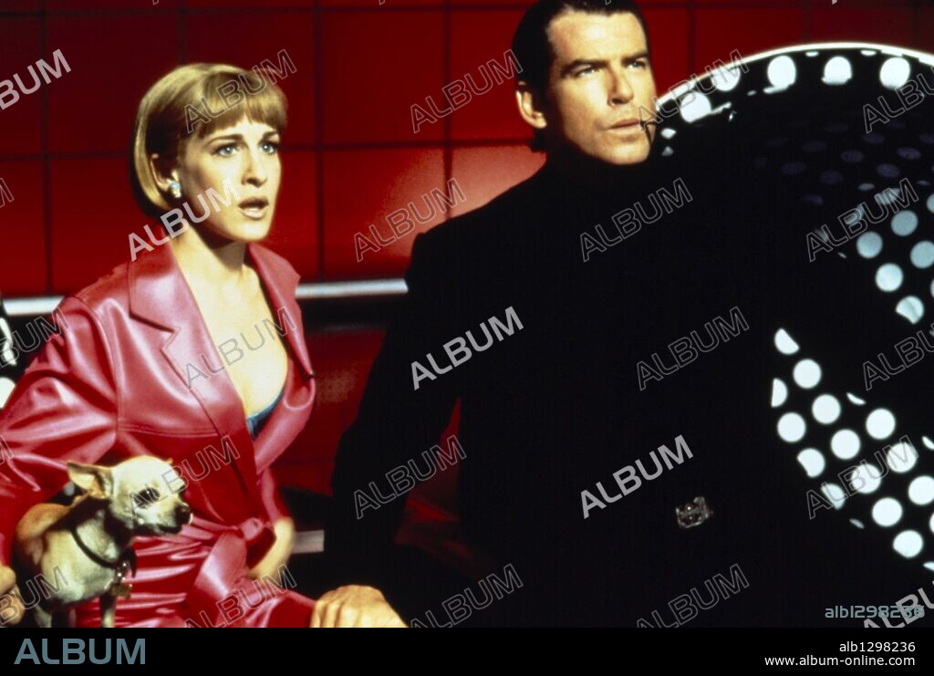 PIERCE BROSNAN and SARAH JESSICA PARKER in MARS ATTACKS!, 1996, directed by TIM BURTON. Copyright WARNER BROTHERS.