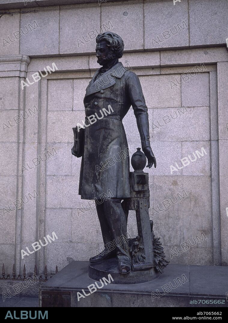 ESTATUA-MARQUES DE LOS PONTEJOS (1790-1840) PLAZA DESCALZAS.