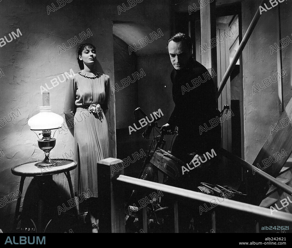 CONRAD VEIDT y VALERIE HOBSON en EL ESPÍA NEGRO, 1939 (THE SPY IN BLACK), dirigida por MICHAEL POWELL. Copyright COLUMBIA PICTURES.