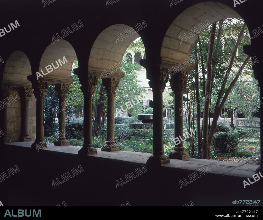 COLUMNAS PAREADAS DEL CLAUSTRO DEL MONASTERIO DE SANT CUGAT DEL VALLES - SIGLO XII - ROMANICO CATALAN.