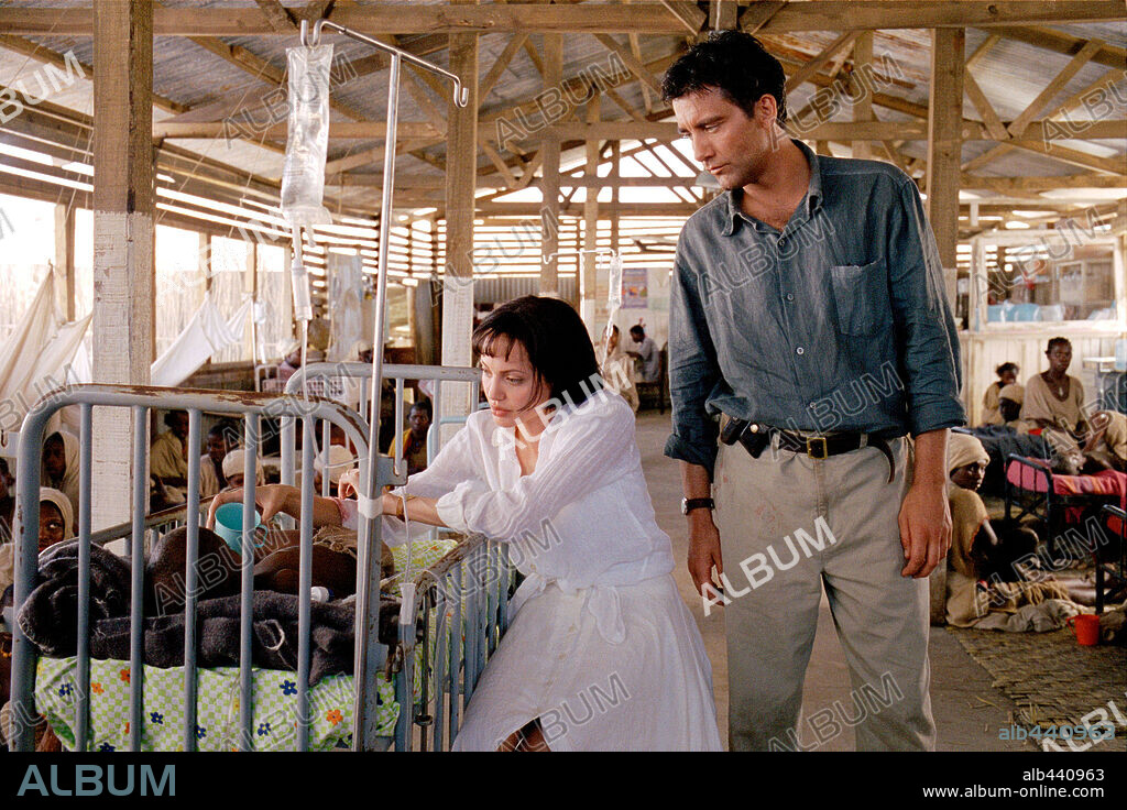 ANGELINA JOLIE y CLIVE OWEN en AMAR PELIGROSAMENTE, 2003 (BEYOND BORDERS), dirigida por MARTIN CAMPBELL. Copyright MANDALAY PICTURES/ CAMELOT PICTURES / DUHAMEL, FRANÇOIS.