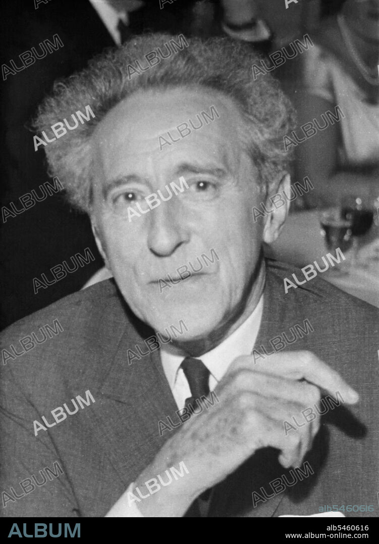 Jean Cocteau (1889-1963), poeta, escritor, crítico, pintor y director de cine francés.