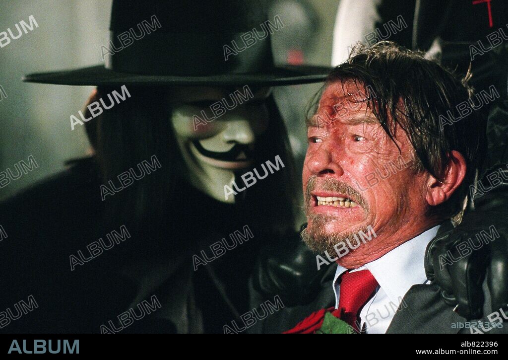 HUGO WEAVING et JOHN HURT dans V FOR VENDETTA, 2005, réalisé par JAMES MCTEIGUE. Copyright WARNER BROS. / APPLEBY, DAVID.