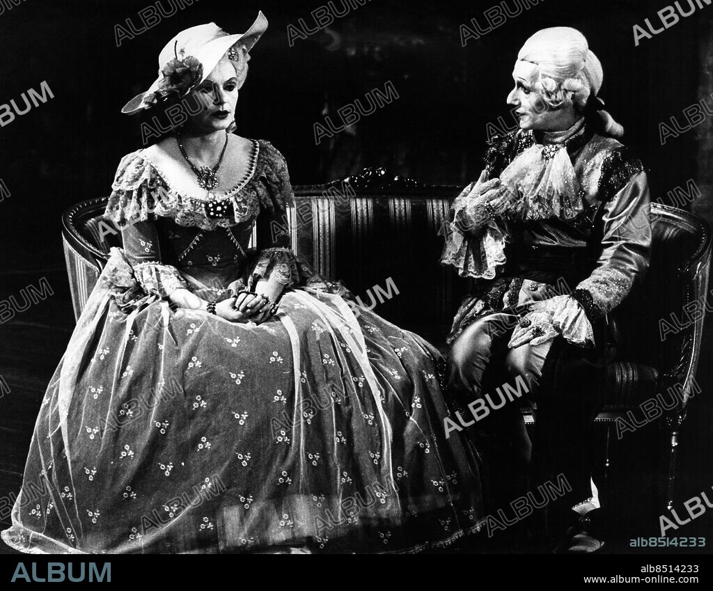 1974-03-06.. GUSTAV III. TV-teater efter August Strindberg i regi av Johan Bergenstråhle.. Sänt första gången 1974-04-08.. Här ses skådespelarna Gio Petré, som Sofia Magdalena, och Gösta Ekman, som Gustav III, i tidstypiska kläder.. Foto: Bertil S-son Åberg / SVT / Kod: 5600. Bild och reportage publ. i RiR 15/74.. RiR 21139 sv/v. Mapp: TV Gustav III TVteater.