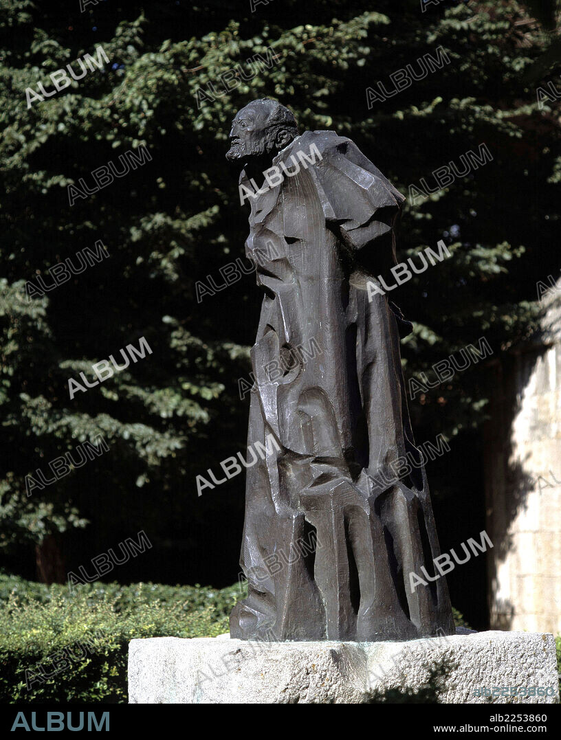 UNAMUNO , MIGUEL DE. ESCRITOR ESPAÑOL. BILBAO 1864 - 1936. MONUMENTO EN SALAMANCA , OBRA DEL ESCULTOR PABLO SERRANO.