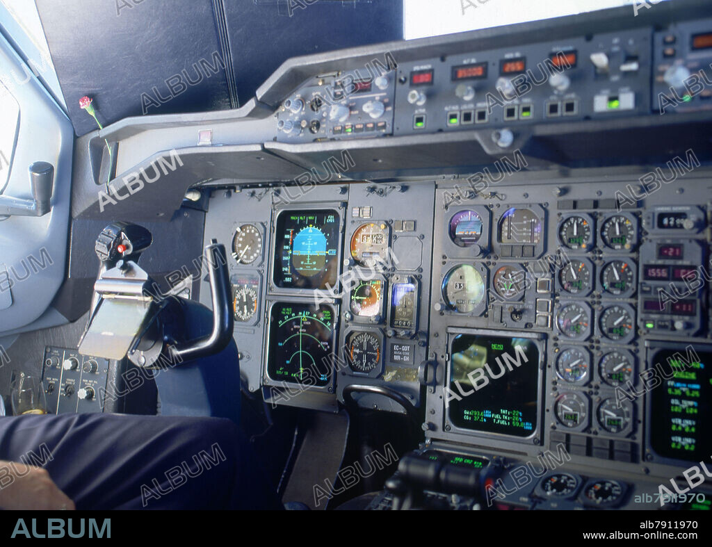 AVION AIRBUS 310-300-INTERIOR DE LA CABINA DEL PILOTO - FOTO AÑOS 90.