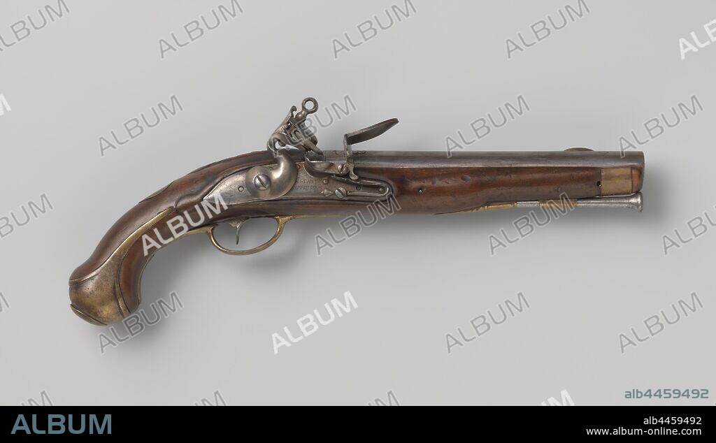 Flint naval gun, The lock is undecorated except for a signature, the inside of the lock plate is stamped with LC, the post with JV. The barrel is chiseled with a large emblem consisting of two crossed anchors with the letters A, O, D and M in between, stamped on the bottom with an undecipherable mark and a globe with a cross above a U or a horseshoe, the visor grain is of brass. The flask is easily cut. The brass fittings consist of, among other things, a drawer tape, an S-shaped screw plate, an unadorned, oval thumb plate attached with two brass nails, and a butt cap with long tracks, an embossed edge and an unadorned butt cap, the loading stick is made of steel, Rotterdam, Admiralty on the Maze, Laurens Constant, 1770 - 1780, brass (alloy), steel (alloy), wood (plant material), cutting, l 39.85 cm l 23.35 cm d 17.9 mm l 24 cm.