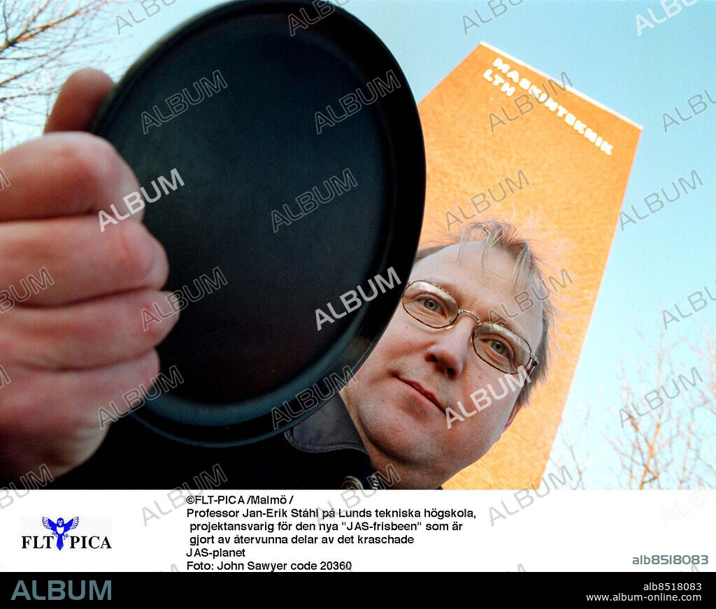© FLT-PICA, ODATERAD. Professor Jan-Erik Ståhl på Lunds tekniska högskola, projektansvarig för den nya "Jas-frisbeen" som är gjort av återvynna delar av det kraschade JAS-planet.. Foto: John Sawyer code 20360.
