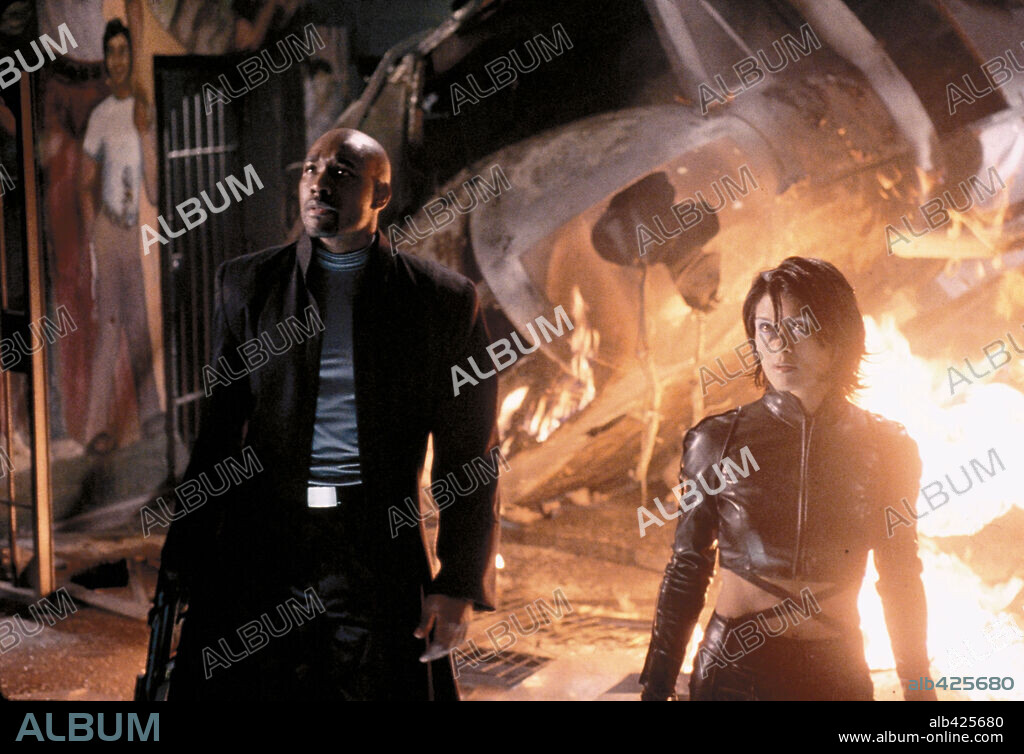 MORRIS CHESTNUT and NIA PEEPLES in HALF PAST DEAD, 2002, directed by DON MICHAEL PAUL. Copyright SCREEN GEMS / PFEIFFER, JOAQUIN.