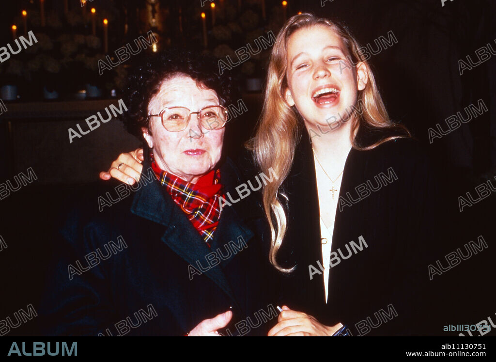 Sandra Schwarzhaupt, German classical singer, at a matinee with actress Liesel Christ in a church in Frankfurt, Germany 1994. (original german headline: Sandra Schwarzhaupt).
