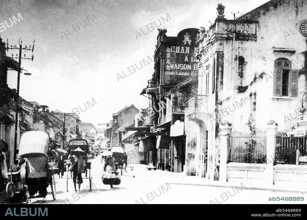 Most street names in Hanoi's Old Quarter begin 'Hang', meaning 'shop' or 'merchant'. 'Bac' means 'silver'. This street dates back to the 13th century, but it was during the reign of Le Thanh Tong (1469-97) that silversmiths and goldsmiths set up shop here. In the 18th century, moneychangers and jewelry makers moved in. During French rule, it was called 'Exchange Street'.