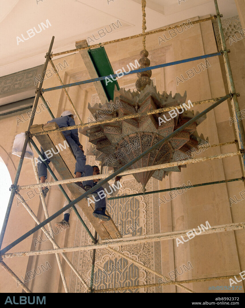 OBREROS SUBIDOS EN UN ANDAMIO LIMPIANDO UNA LAMPARA - FOTO AÑOS 00.