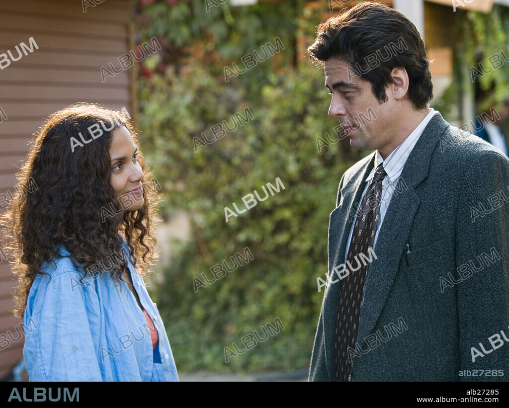 BENICIO DEL TORO and HALLE BERRY in THINGS WE LOST IN THE FIRE, 2007, directed by SUSANNE BIER. Copyright DREAMWORKS / GREGORY, DOANE.