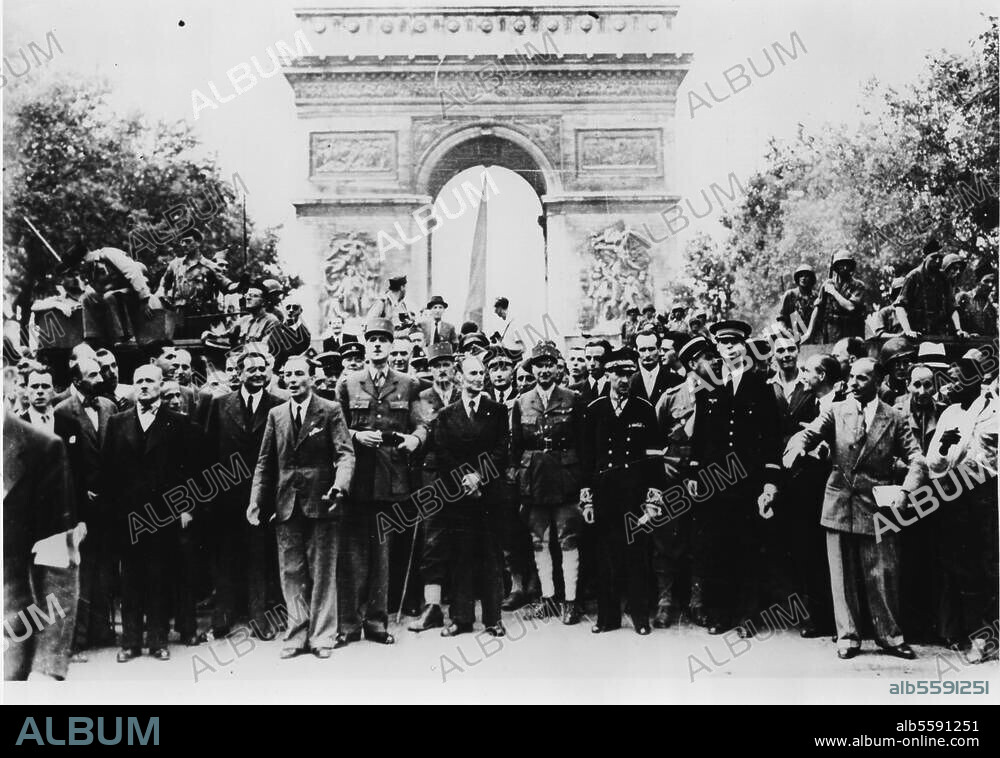2. Weltkrieg / Frankreich:. Befreiung ("Liberation") von Paris am. 25. August 1944. De Gaulle (Mitte, mit der Hand am Gürtel) und Mitglieder der Resistance vor dem Arc de Triomphe in Paris. Foto.