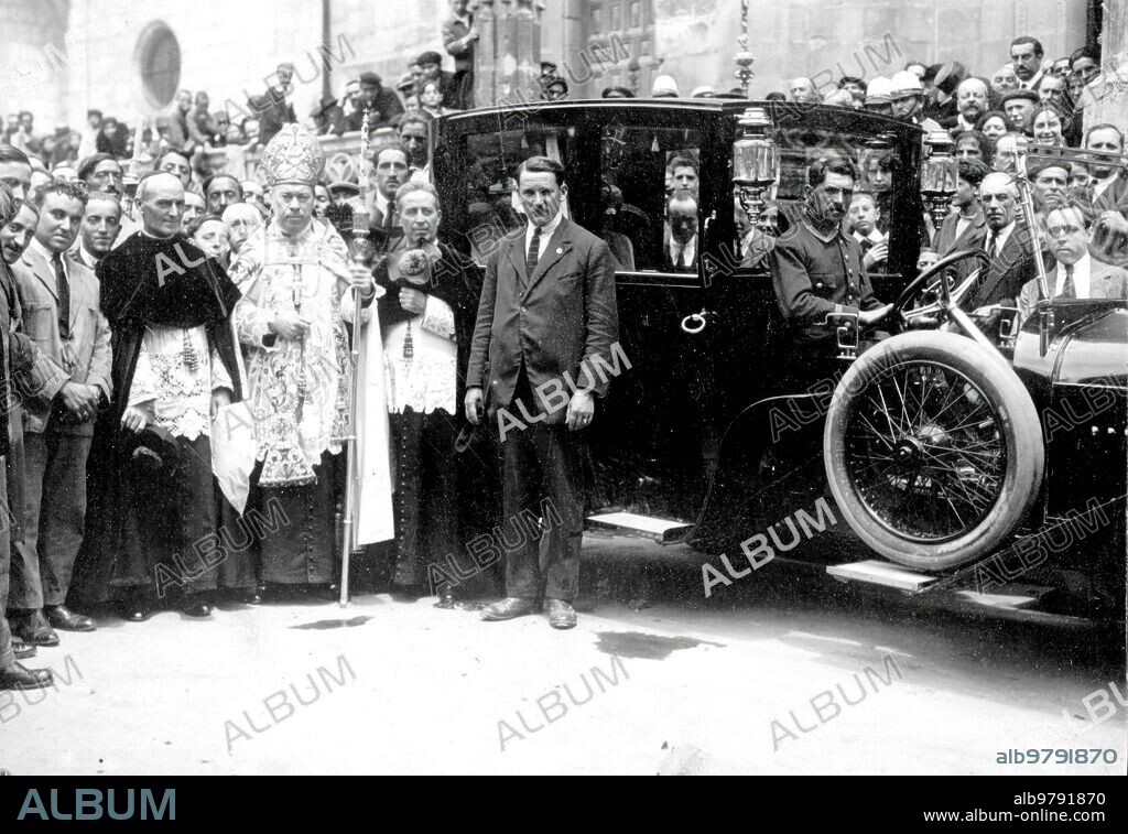 July 11, 1923. Burgos. The feast of Saint Christopher. Cardinal Benlloch at the blessing of Automobiles Celebrated on the occasion of the festival of the patron saint of Automobiles. (Espiga photo).