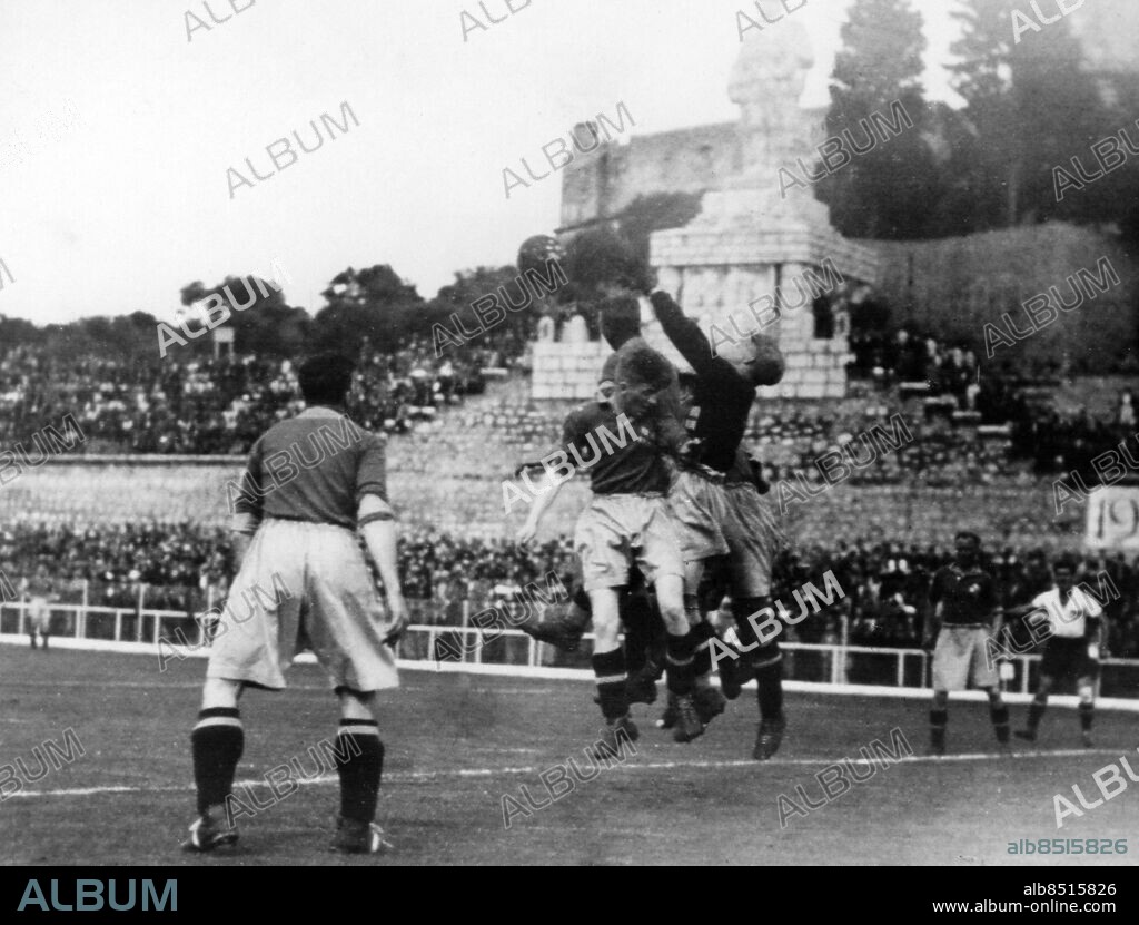 FRANKRIKE ANTIBES 1938-06-12. Sverige spelar kvartsfinal mot Kuba i fotbolls-VM 1938 i Frankrike och vinner matchen med 8-0. Här ses Kurt Svanström och Henock Abrahamsson i kamp med två Kuba-forwards. Olle Källgren, närmast kameran, håller sig avvaktande.. Fransk originalbildtext.. Foto: France Presse Voir / AB Text & Bilder / SVT / Kod: 5600. Mapp: Fotboll: VM i Frankrike 1938: Sveriges matcher I:64D. Matchbilder Närkamper.