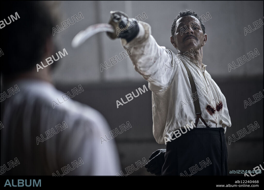 ROSCHDY ZEM en EL PROFESOR DE ESGRIMA, 2023 (UNE AFFAIRE D'HONNEUR), dirigida por VINCENT PEREZ. Copyright GAUMONT.
