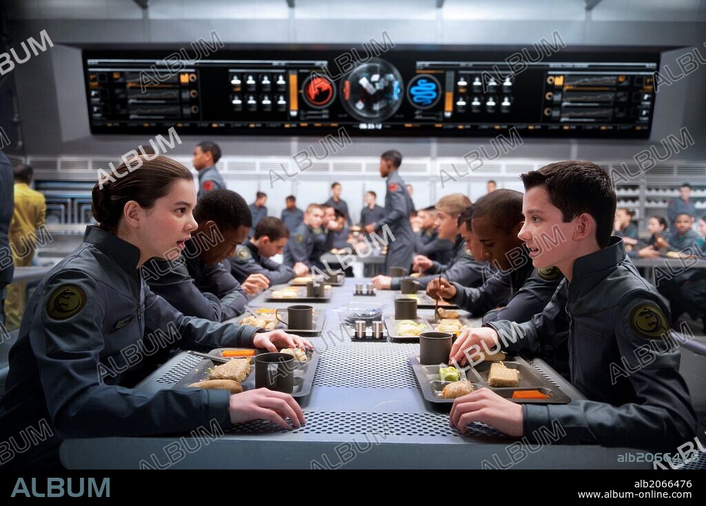 ASA BUTTERFIELD und HAILEE STEINFELD in ENDER'S GAME - DAS GROSSE SPIEL, 2013 (ENDER'S GAME), unter der Regie von GAVIN HOOD. Copyright ODD LOT ENTERTAINMENT.