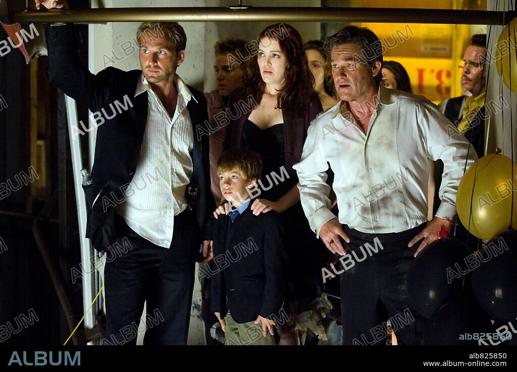 JACINDA BARRETT, JOSH LUCAS y KURT RUSSELL en POSEIDON, 2006, dirigida por WOLFGANG PETERSEN. Copyright WARNER BROS.