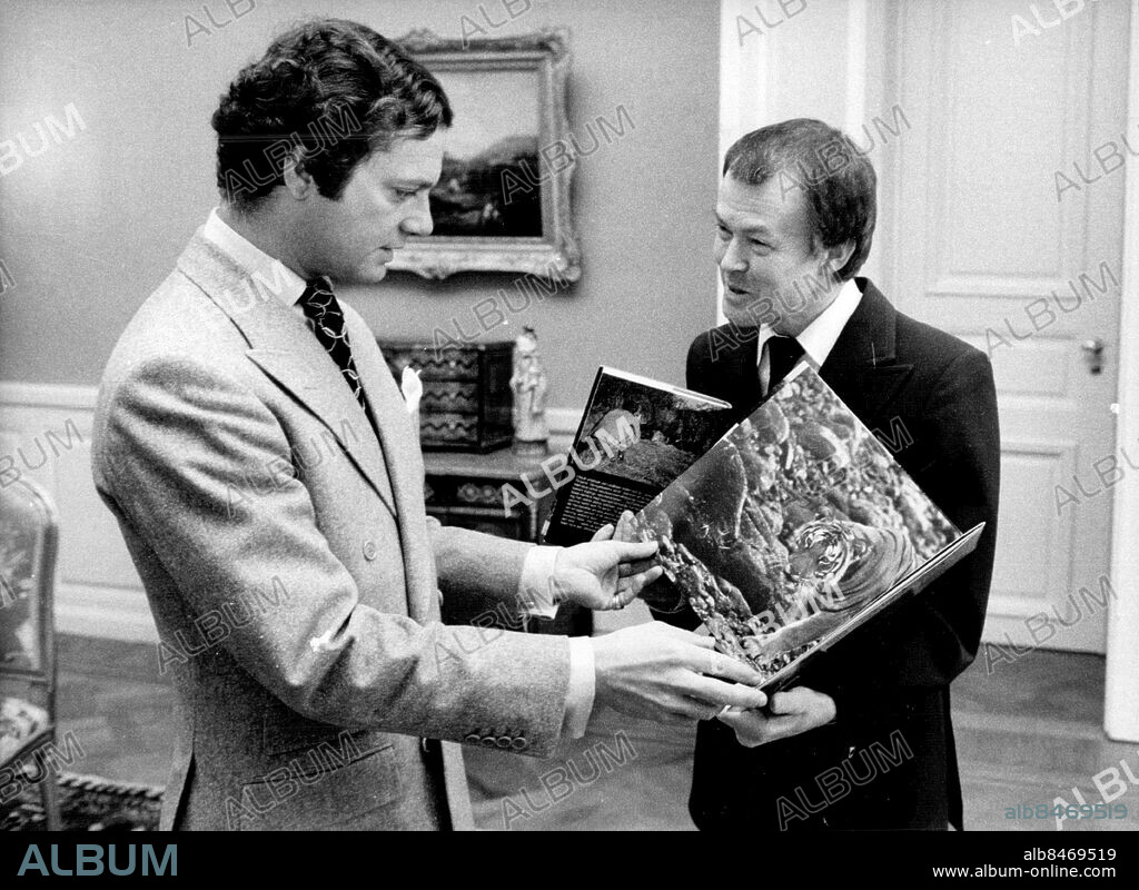 Stockholm 1980-01-24. Kung Carl XVI Gustaf och naturfilmaren Jan Lindblad tittar i en av Lindblads böcker om tigrar. Foto: Leif Jansson / SvD / TT / kod 12014.