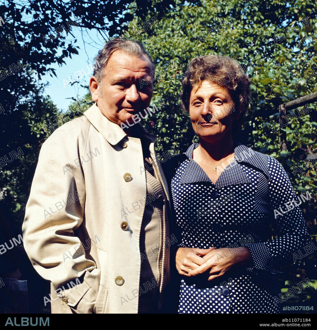 Fritz Muliar, Austrian actor, cabaret artist, reciter, theatre performer, ensemble member of the Theater in der Josefstadt in Vienna, he is considered a popular folk actor, here with his wife Franziska Kalmar, Austria, 1972.