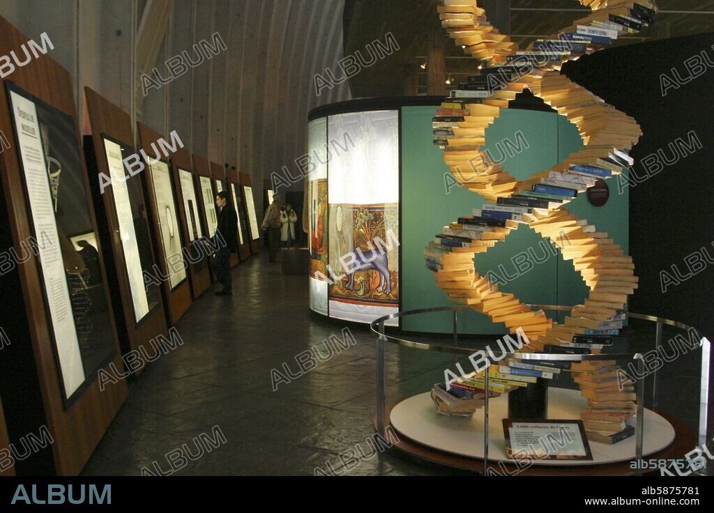 A / La Coruña; Museo "Domus" (museo del hombre); escultura representando ADN con libros.
