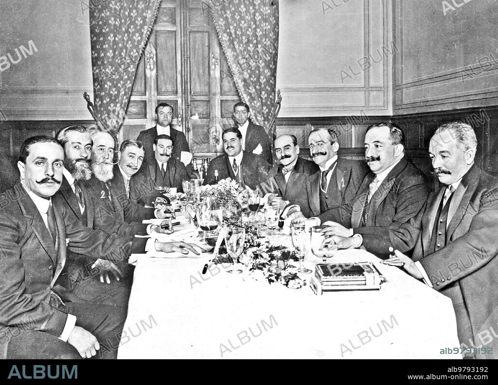 December 27, 1912. Yesterday's banquet in Congress. The president of the Council, Mr. Conde de Romanones (1), at the banquet offered by the president of the Congress, Mr. Moret (2), to his companions at the chamber table.