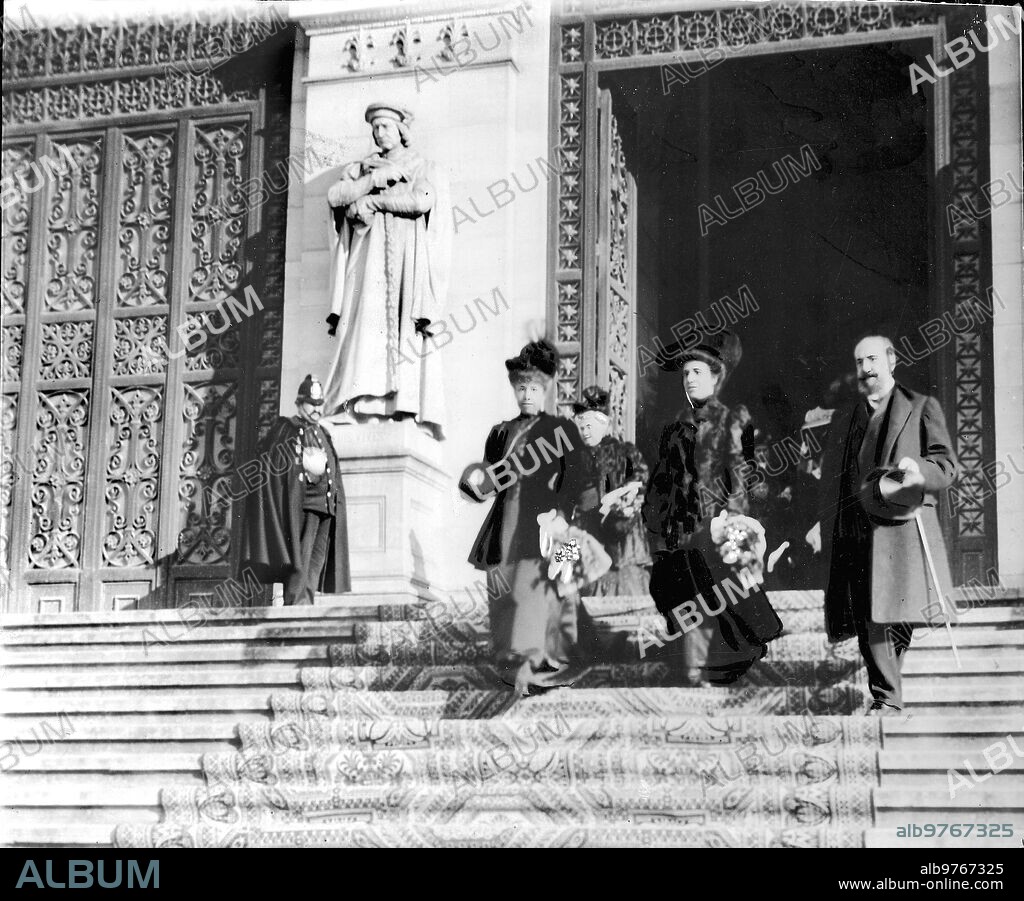 14 febrero 1908. Madrid. S.M. la Reina doña María  Cristina y S.A. La Infanta doña María  Teresa, al salir de la tómbola A beneficio del Asílo de Huérfanos del corazón de Jesús Inaugurado ayer tarde en el edificio de Bibliotecas y Museos.