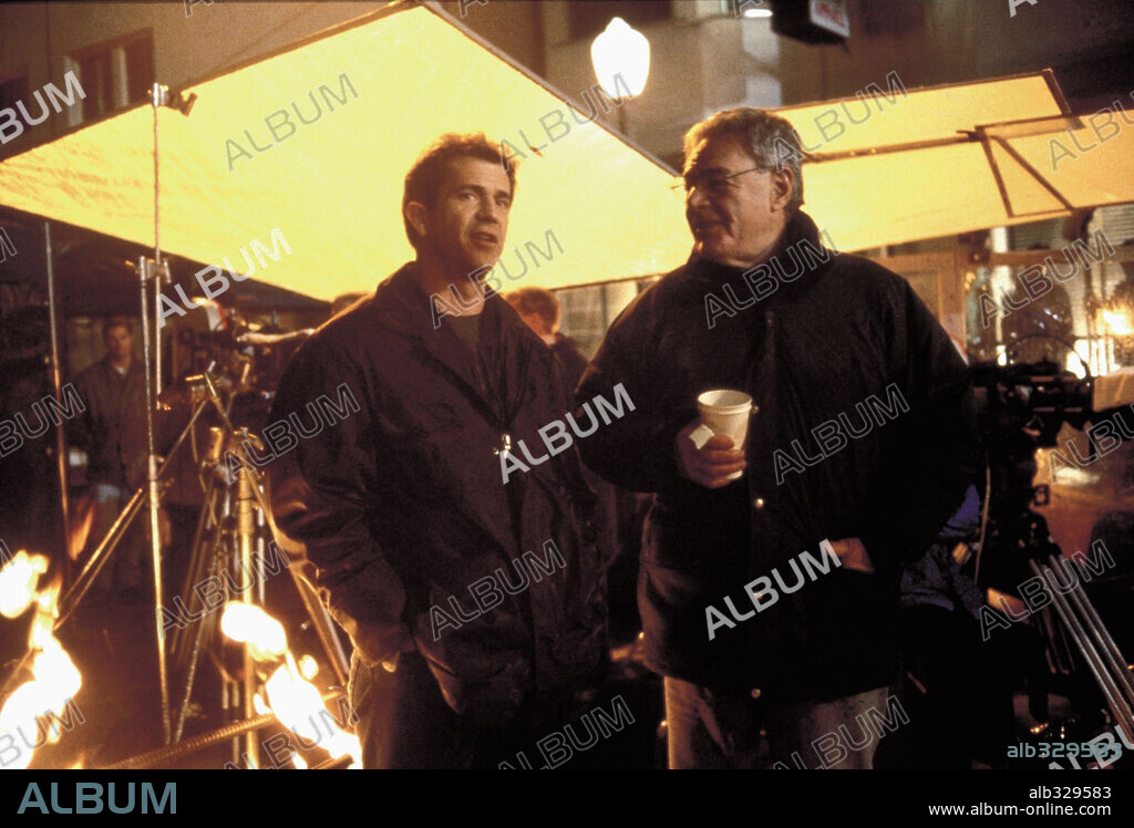 MEL GIBSON y RICHARD DONNER en ARMA LETAL 4, 1998 (LETHAL WEAPON 4), dirigida por RICHARD DONNER. Copyright SILVER PICTURES/WARNER BROS / COOPER, ANDREW.