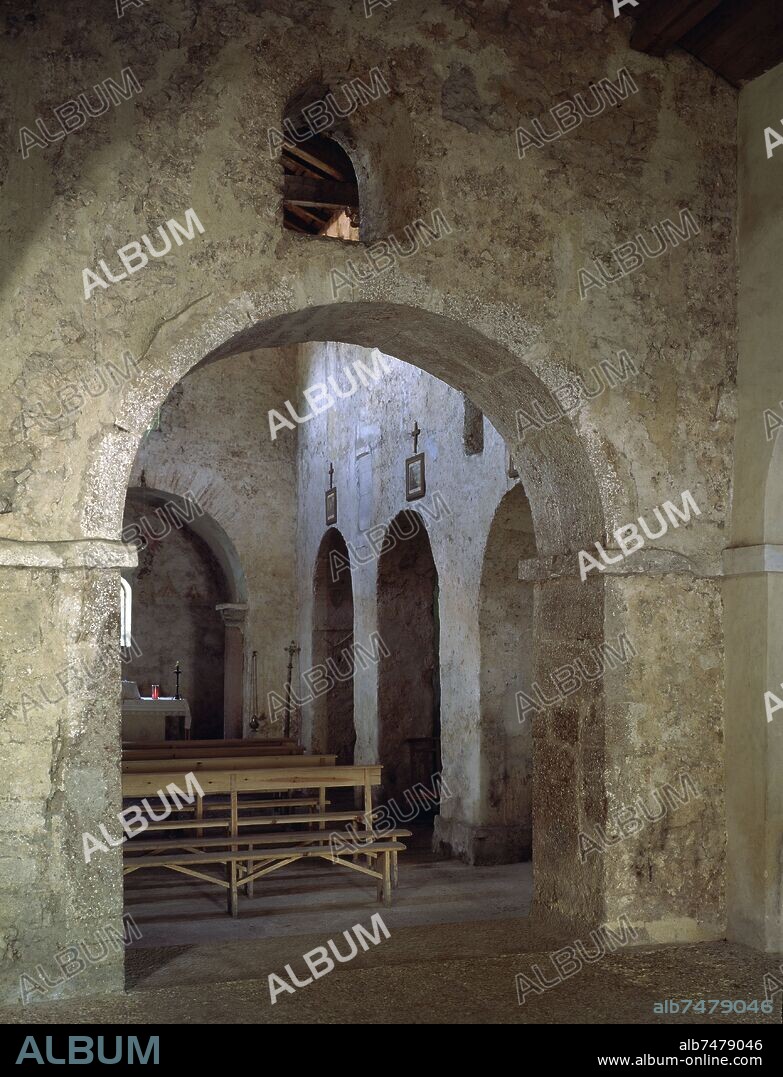 INTERIOR DE LA IGLESIA PRERROMANICA DE SANTO ADRIANO DE TUÑON - SIGLO IX.