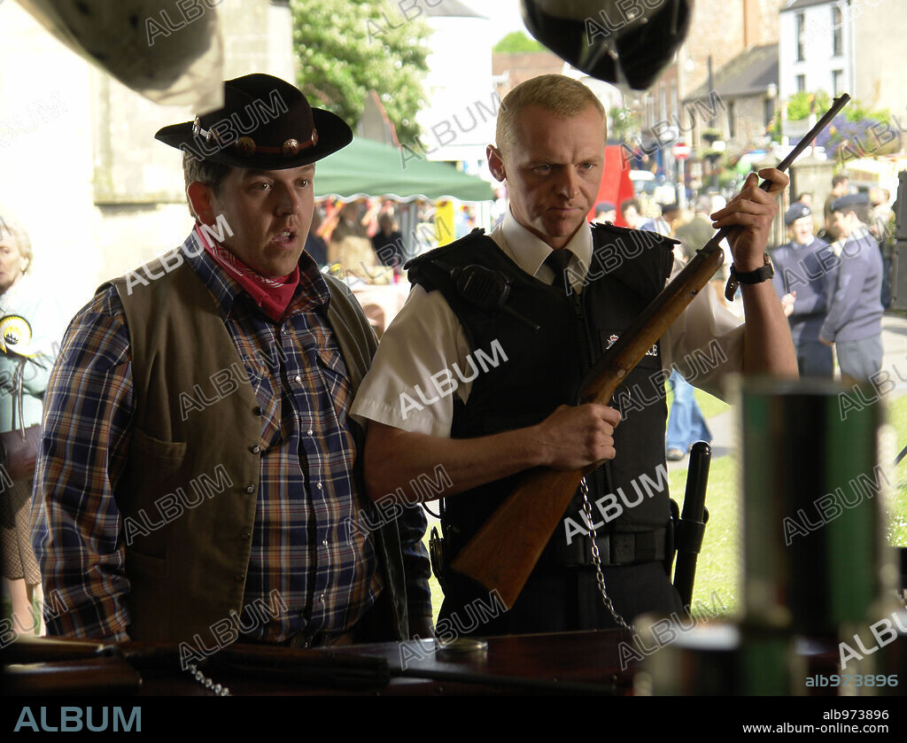 NICK FROST und SIMON PEGG in HOT FUZZ, 2007, unter der Regie von EDGAR WRIGHT. Copyright WORKING TITLE FILMS / NETTHEIM, MATT.